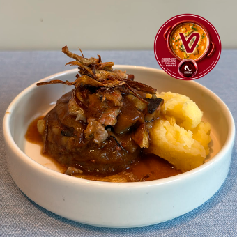 Morro de ternera cocido, cigalas estofadas en su jugo y alcachofa frita crujiente. Todo junto en un caldo meloso que hará que se te peguen los morros a las cigalas. Tradición y creatividad van de la mano. Si no lo fueran estarían de morros, jiji