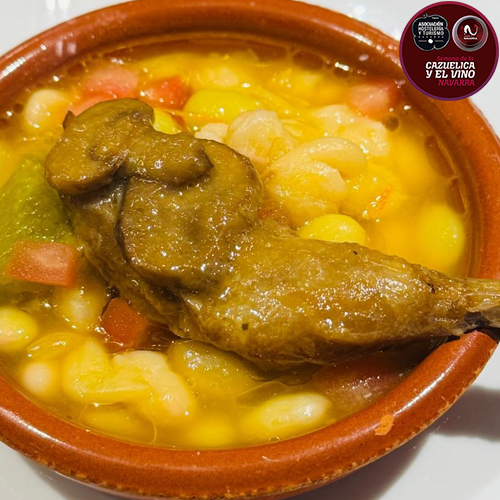 combinación entre unas deliciosas, suaves y cremosa pochas de Sanguesa y un muslito de codorniz en salsa cazadora que se despega del hueso al probarlo.