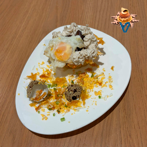 Nido de patata, rellena de boletus y crema de queso y hecha con el mismo hongo. Encima se colocar un huevo de codorniz.