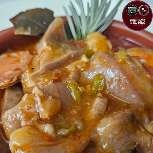 Careta de cerdo guisada a la manera tradicional, inspirada en la pura tradición familiar y en lo aprendido en casa. Este plato es un homenaje a mi padre, que con maestría preparaba las porciones del cerdo en los matatxerris, dejando en mí el recuerdo de aquella cocina de casquería.