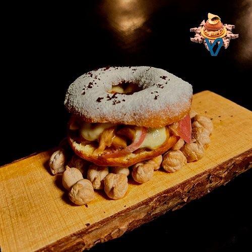 Donuts relleno de guiso de gallina, tartara de maiz, cafe y glaseo de vinagre de manzana.