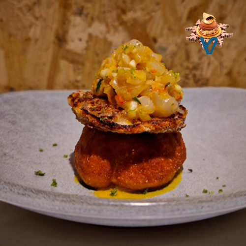 Brioche casero frito relleno de guiso de Euskal Txerri de Bordaxaki, galleta de oreja y tartar de gamba.