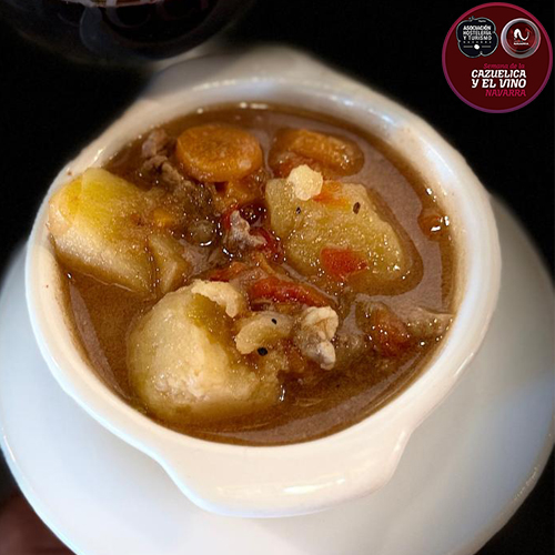 Tierno cordero navarro guisado lentamente con verduras sofritas, zanahoria dulce y patata cremosas que absorben todos los jugos. Tradición hogareña en cada cucharada. Hemos elegido este plato tan tradicional para rememorar la cocina que tiene raíces.