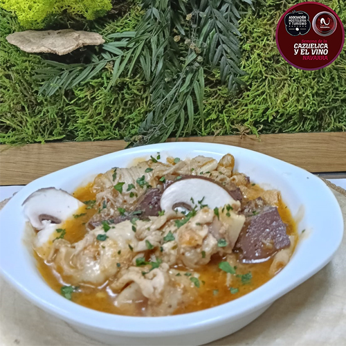 Guiso untuoso de cordero que combina manita, callo, champiñones y sangrecilla. Se acompaña con una tosta de pan de vino.