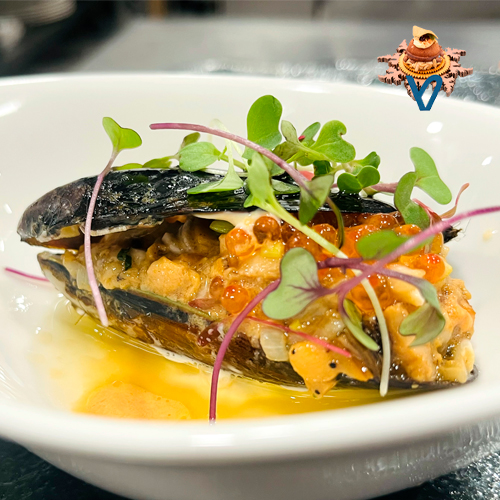 Nytilus es un pincho que nos recuerda al verano. Mejillón y langostinos macerados con vinagreta de lima y arroz marinero.