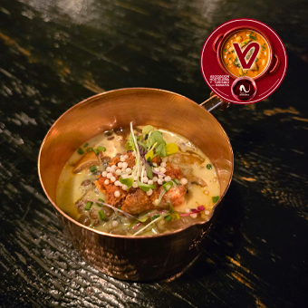 Lentejas con patas de vaca, chorizo casero y crema de cogollos a la brasa.