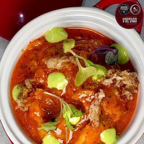 Ajoarriero tradicional terminada con una puntilla de clara de huevo frita y una emulsión de la yema con aceite de cebollino.
