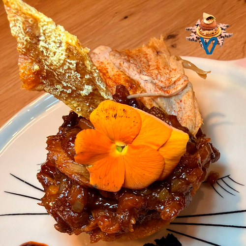 Es un pincho de jamón asado artesano con una fusión de crema de especialidad de la casa trufada con pimentón y aceite AOVE.