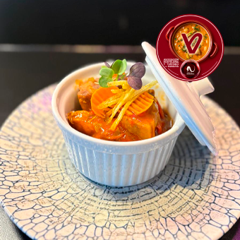 La cazuelita Tamaran, es nuestra versión de un clásico de la cocina tradicional.. cordero al chilindrón, elaborado al fuego lento para conseguir una carne tierna y jugosa, Acompañada de una salsa casera de cebolla, pimiento rojo, ajo y tomate. Un guiso de sabor intenso y tradicional., elaborado con mimo y pensado para disfrutar en formato cazuelita de todo el sabor de nuestra cocina.