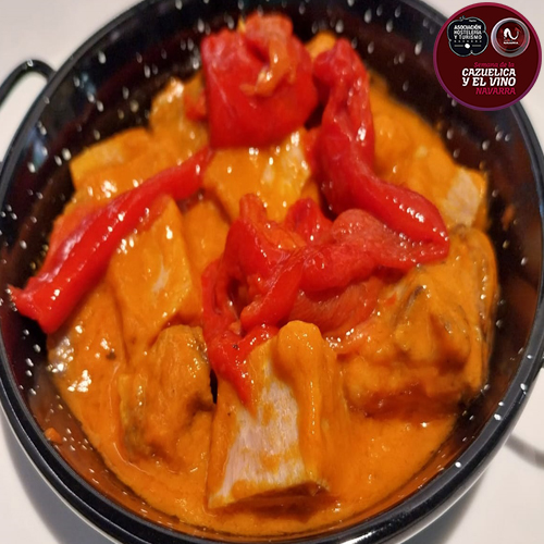 Cabezada de cerdo cocinada lentamente con cebolla, pimientos y un toque de vino blanco, servida en su salsa suave y sabrosa.