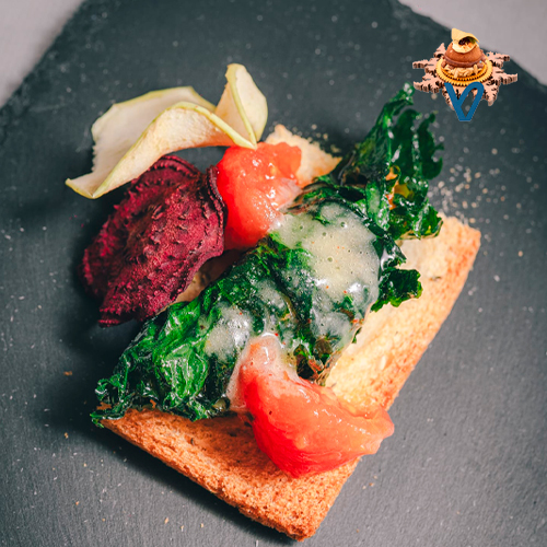 Hoja de sisho rellena de ajoarriero con Gambas sobre pan especiado bañado con salsa holandesas.