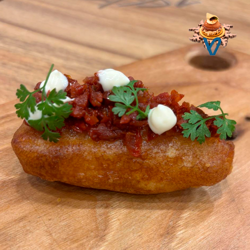 Empezamos a componer la Pizza Frita con una base de queso Pirineki e Idiazabal, frito en tempura aérea, tartar de tomate en conserva casero y aliñado, gel de albahaca y para terminar, unas cuantas hojitas de albahaca.