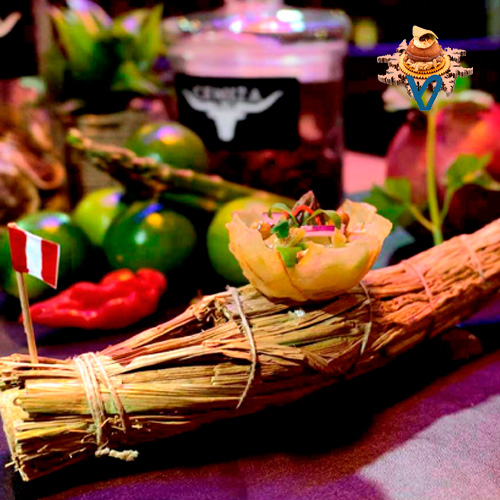 Es un pintxo de 2 bocados con base crujiente de yuca, relleno de un ceviche vegetal navarro con su leche de tigre.