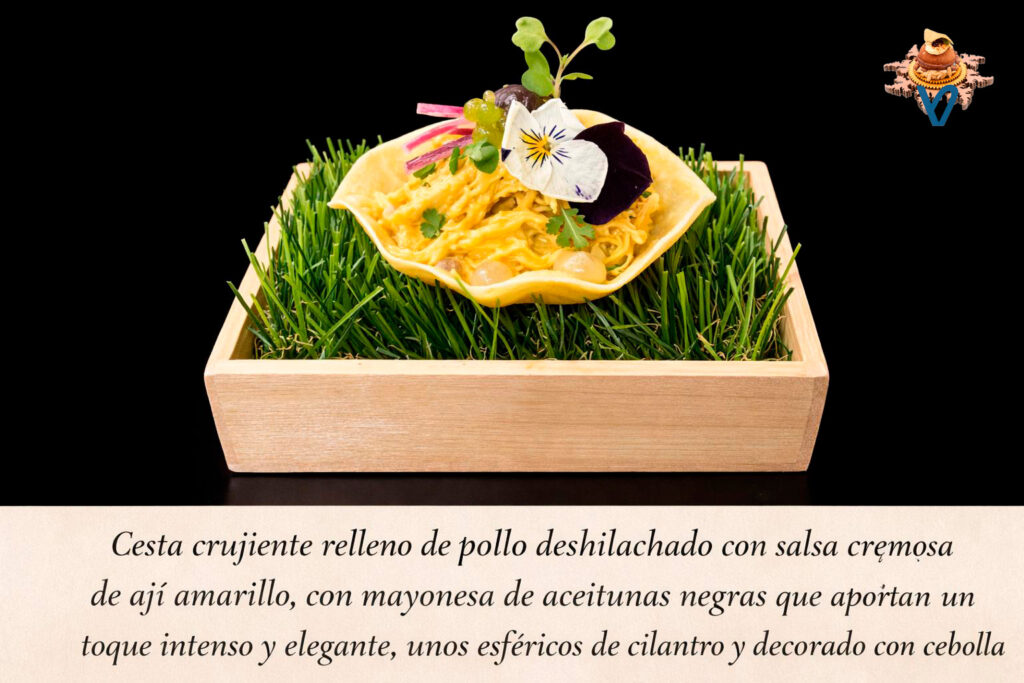 Tacos relleno de pulled chicken marinado en ají amarillo.