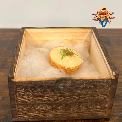 La última helada es un pincho con el que queremos defender nuestros tres pilares: tradición, sencillez y territorio. Un bocado con una base crujiente, relleno de una porrusalda y terminado con trufa. Una explosión de sabor con una historia que conocer.