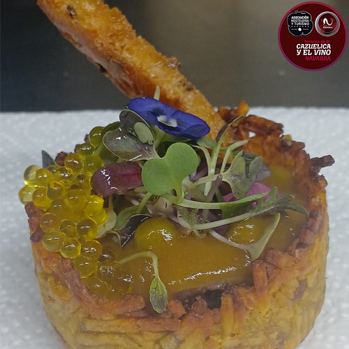 jarrete de toro confitado a baja temperatura con una cama de crema de brócoli coliflor y una salsa de verduras guisantes y canela