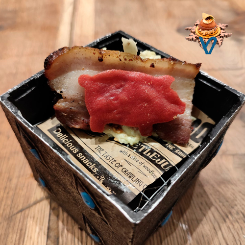 Crujiente de pastrami de panceta con salsa de mostaza, pepinillos y col.