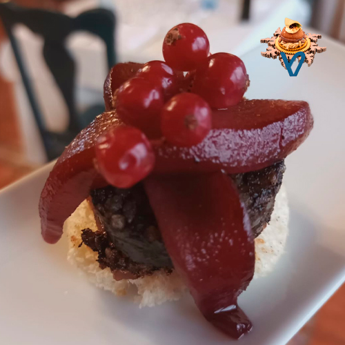 Tosta de pan con membrillo ,morcilla asada y peras al vino.