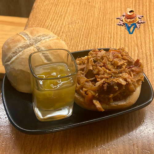 Cabezada de cerdo a baja temperatura al chilindron sobre pan rustico con relish de piparras (a parte).