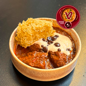Caldereta de ciervo con crema de piñones, caviar de cacao, bizcocho de boletus y aroma de limón