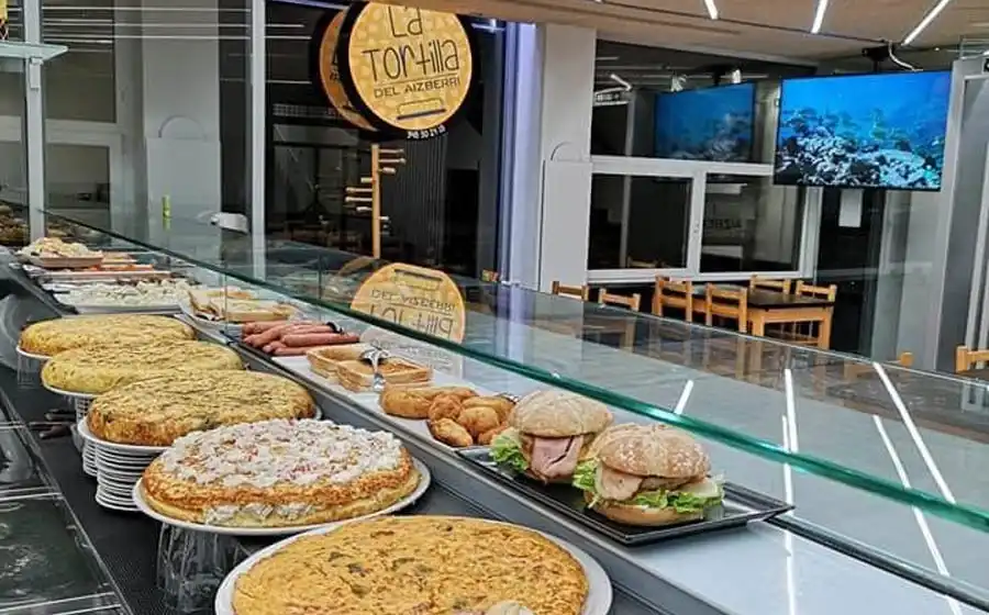 barra con diferentes tipos de tortillas de patata, hamburguas y pinchos