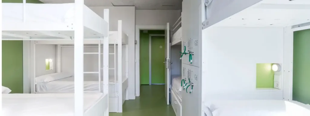 habitación de literas, decoración en blanco y paredes verdes