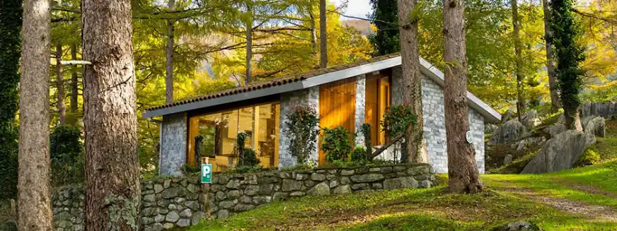 cabaña en medio del bosque