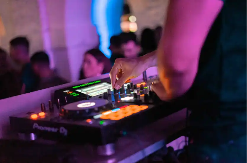 mesa de DJ pinchando
