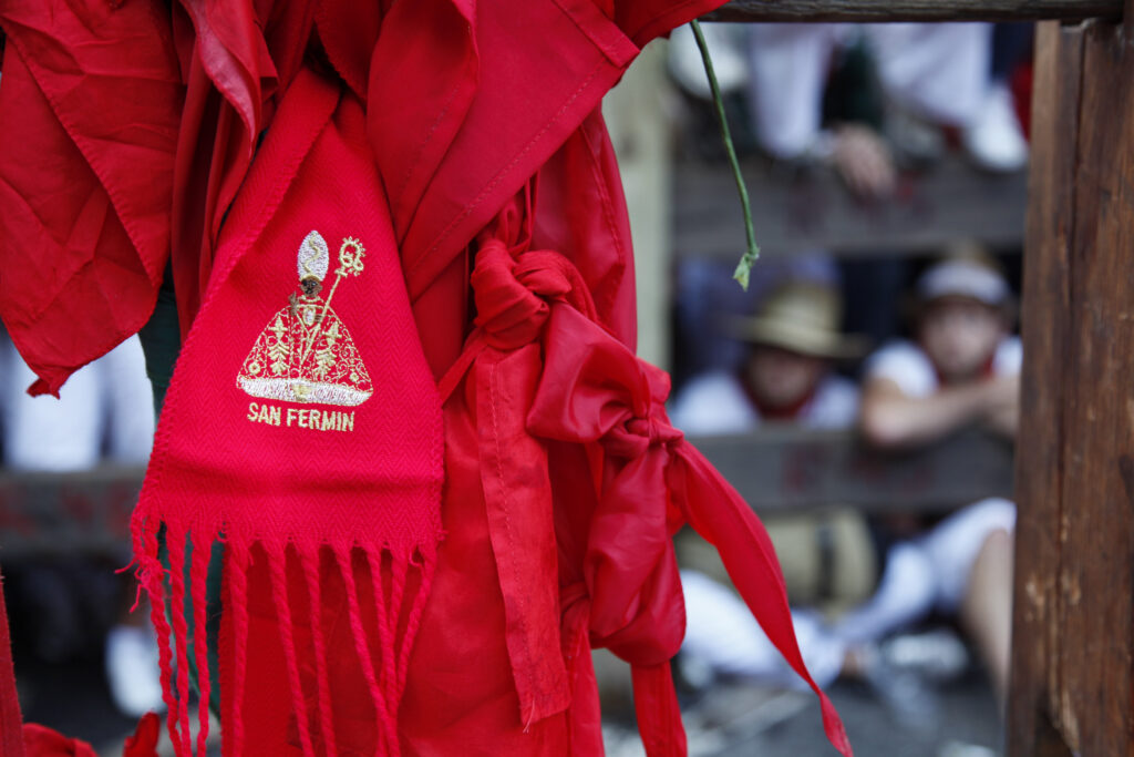 Pañuelos y fajas de San Fermín colgados de las barreras del encierro