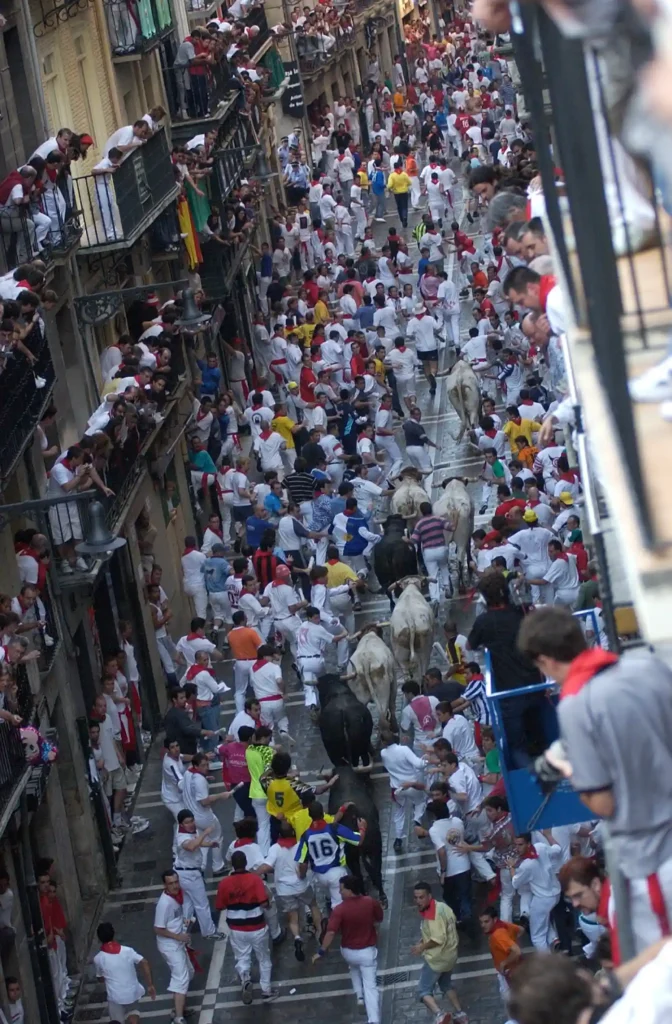 Vista desde un balcón de la calle estafeta de un enciero de las fiestas de San Fermín