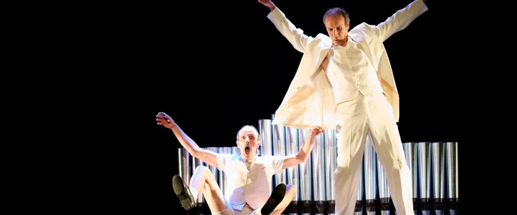 Dos actores durante una escena de la obra, dos angeles ingenuos son los maestros de ceremonia de esta obra.