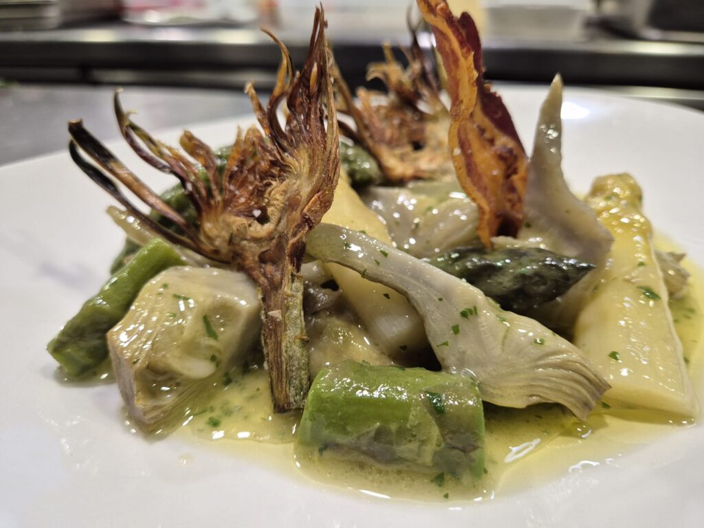 ESTOFADO DE ESPÁRRAGOS BLANCOS Y VERDES CON ALCACACHOFAS Y PANCETA CROCANTE del Restaurante Hostal izaga de Noain