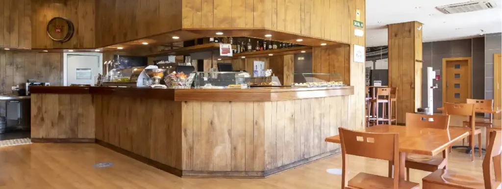 interior del restaurante de madera.