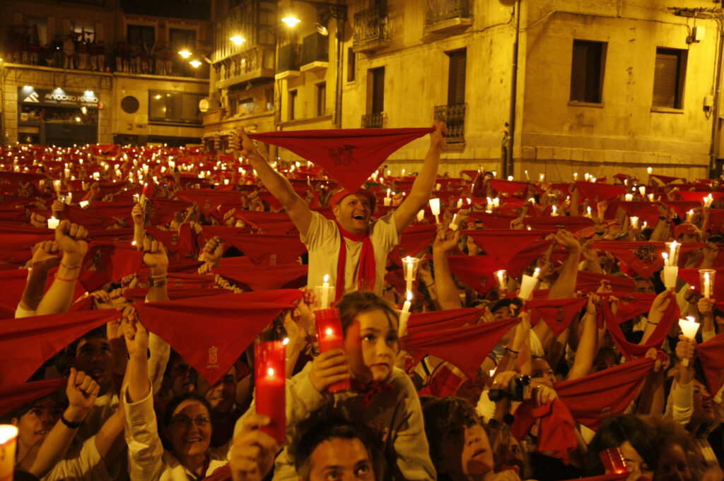 Pobre de mí, acto en el que participan muchas personas y es la despedida de las fiestas de San Fermín, en la que se entona la canción: Pobre de mi, pobre de mi, que se han acabado las fiestas de San Fermín,