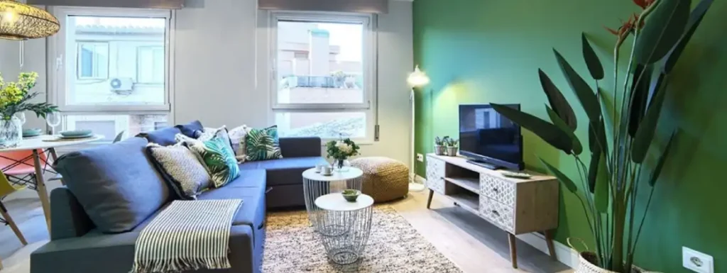 salon moderno, con pared en verde hierba