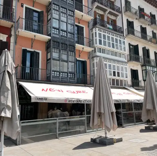 Terraza del New Gure Etxea, toldo blanco con letras en rojo manuscritas