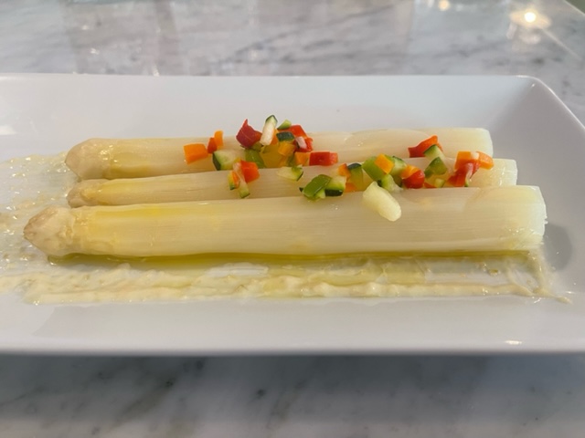 Plato de espárragos del Restaurante Treintaitrés de Tudela