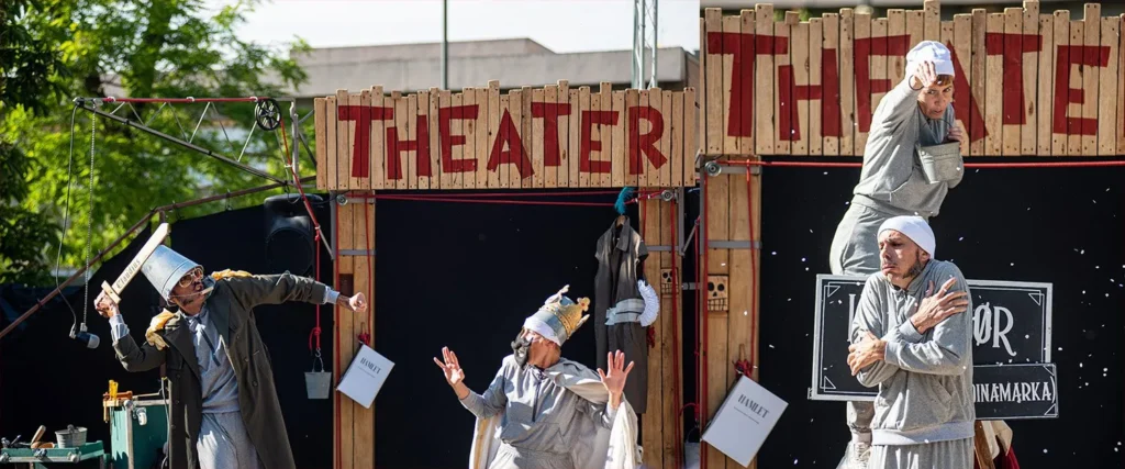 escena de Welcome & Sorry en un escenario exterior