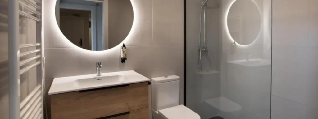 baño moderno, con radiador toallero, laba manos, aseo y ducha
