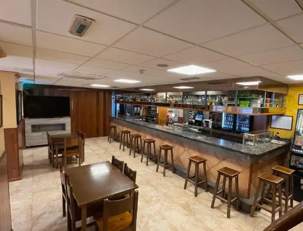 bar de madera, de estilo taberna
