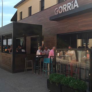 ntrada al establecimiento y su terraza con mucha gente.