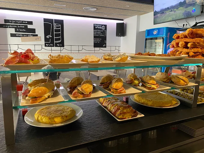 barra de pinchos, con bocadillos, tortillas y pinchos