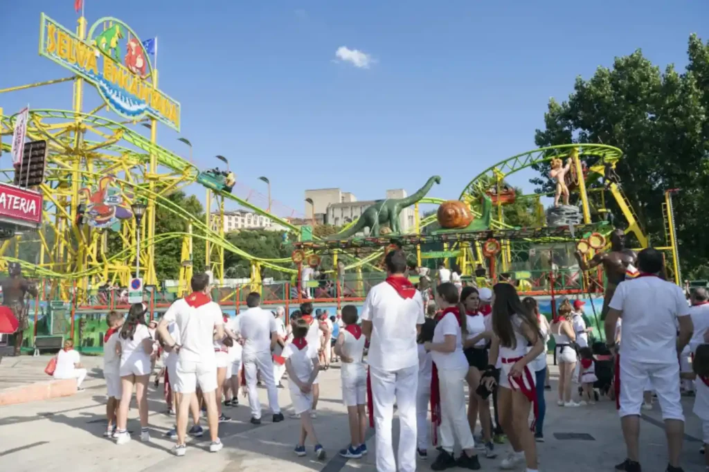 Perdonas esperando a subir a una atracción en la zona de las barracas de Pamplona durante las fiestas de San Fermin. Foto del Diario de Navarra