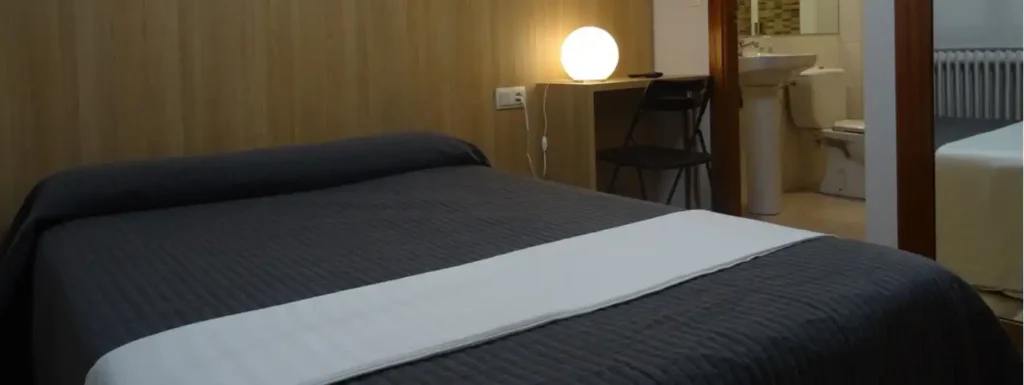 cama doble, con cabecero de madera