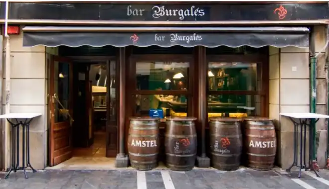 entrada del bar con cupelas en la entrada