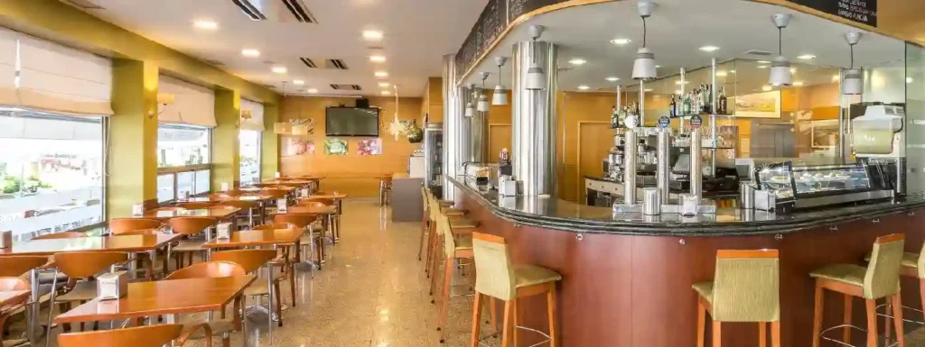 Cafetería del hotel con grandes ventanales.