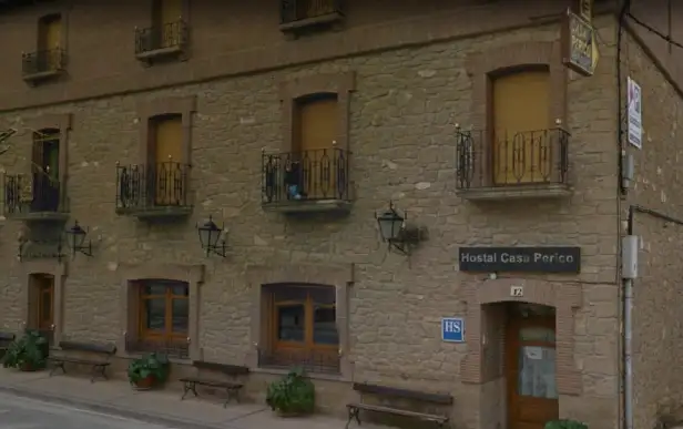 edificio de piedra con cartel de casa perico