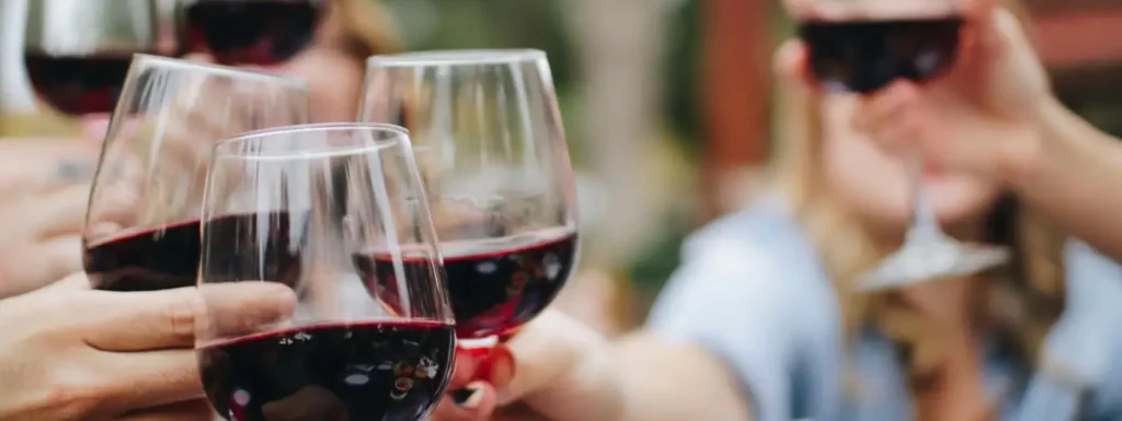 Copas de vino brindando