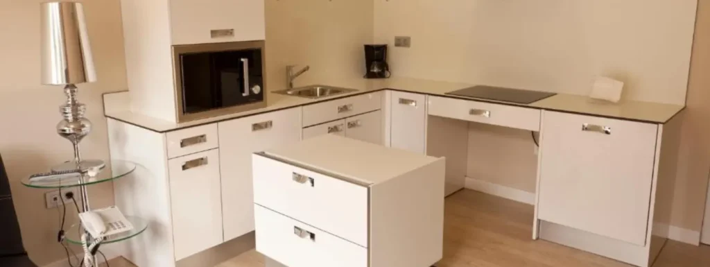 cocina modular con mueble que se desplaza para que sea accesible a personas con movilidad reducida