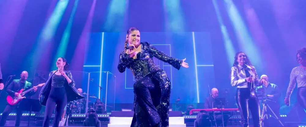 Cristina Ramos en el escenario intepretando alguna canción de Whitney Houston